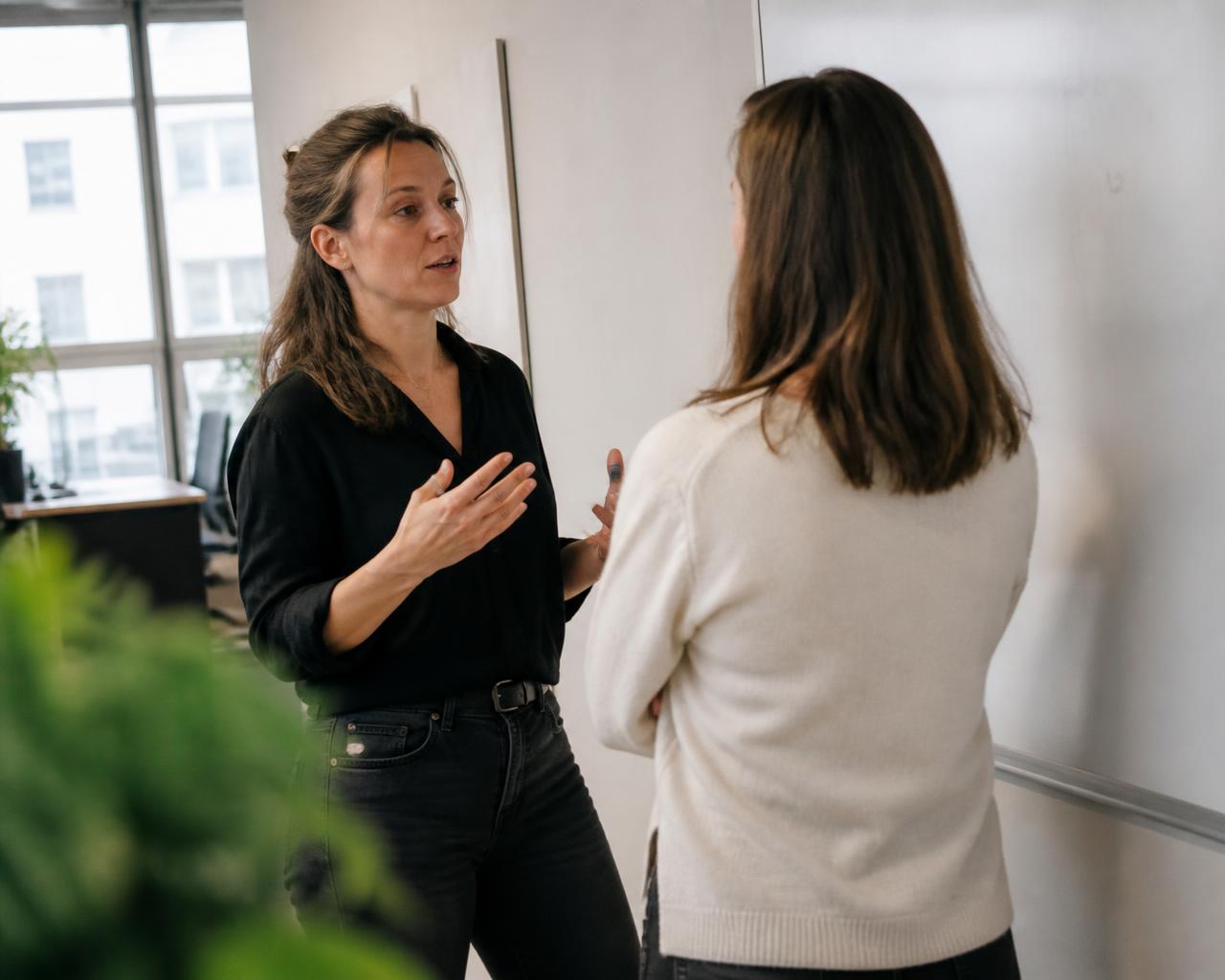 Twee Agile professionals in gesprek bij een whiteboard